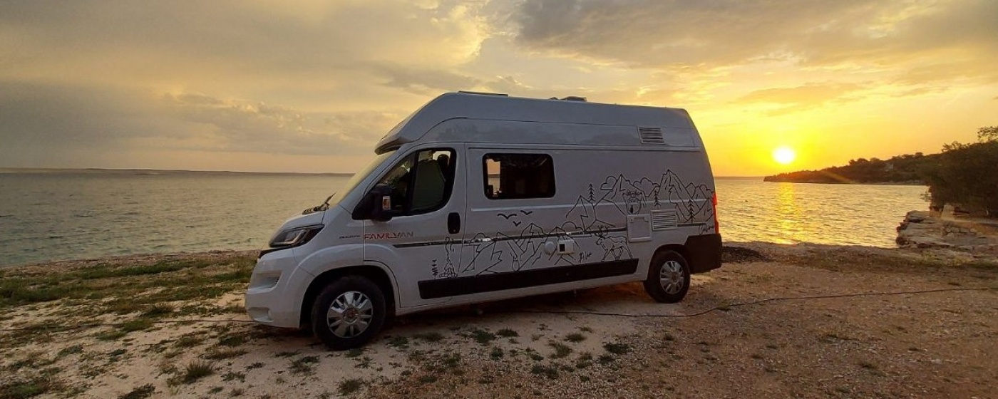 Le FAMILY VAN au coucher du soleil, au bord de l'Adriatique