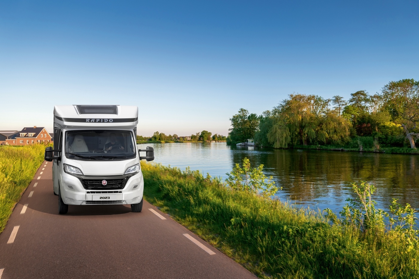 Faites votre choix de camping-cars profilés entre la SÉRIE C la plus compacte et la SÉRIE 6F la plus équipée !